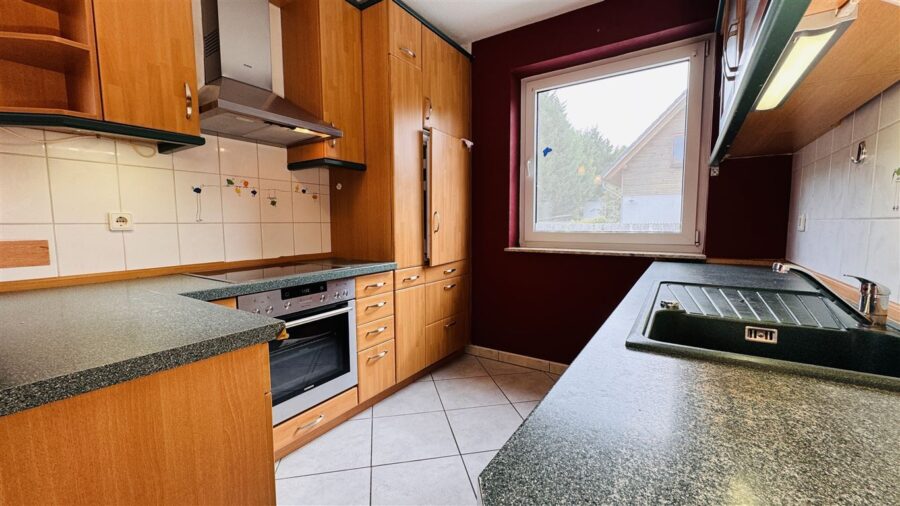 Gepflegte Etagenwohnung in hervorragender Wohnlage mit Carport und großem Balkon - Wohnküche mit Einbauküche